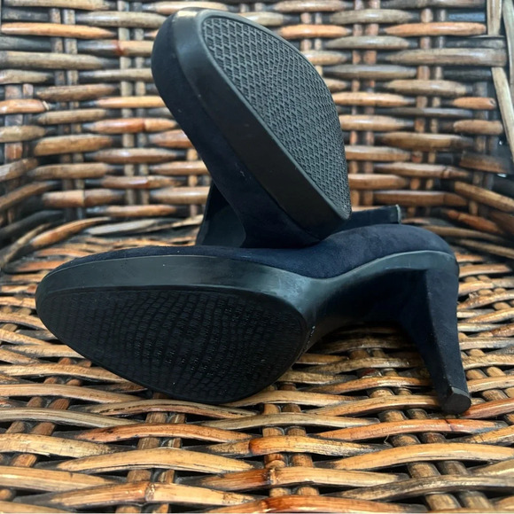 Stuart Weitzman navy suede  Women's Heels in size 7.5 Only worn a few times ! - Picture 15 of 16